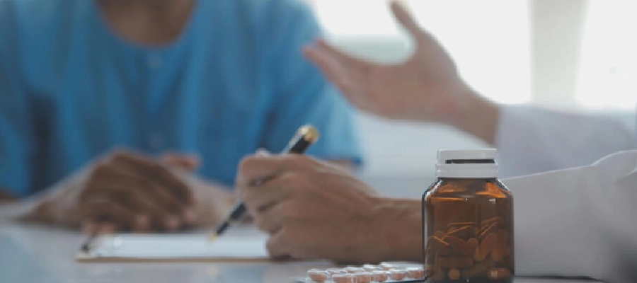 mulher jovem sentada no sofá tomando remédios do tratamento para botulismo 