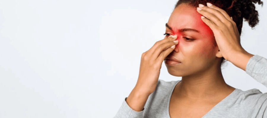 mulher jovem com sintomas de pansinusite