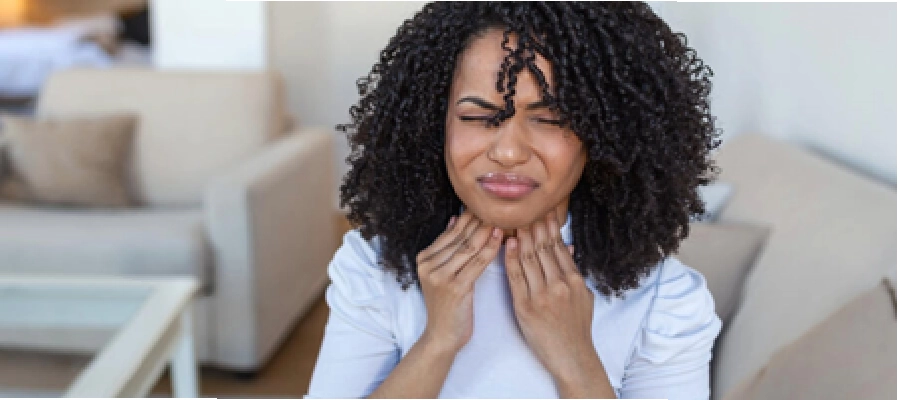 jovem com dor na garganta e  sintomas de amigdalite bacteriana