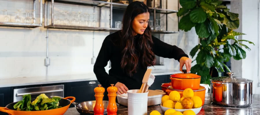 uma mulher preparando comida na cozinha