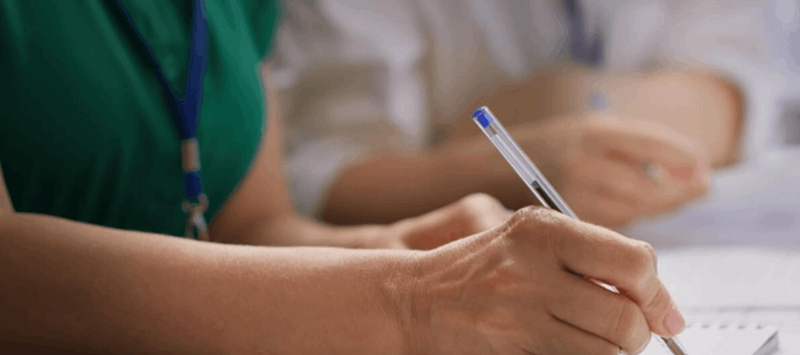 médica consultando os CID gripais para preencher o atestado do paciente