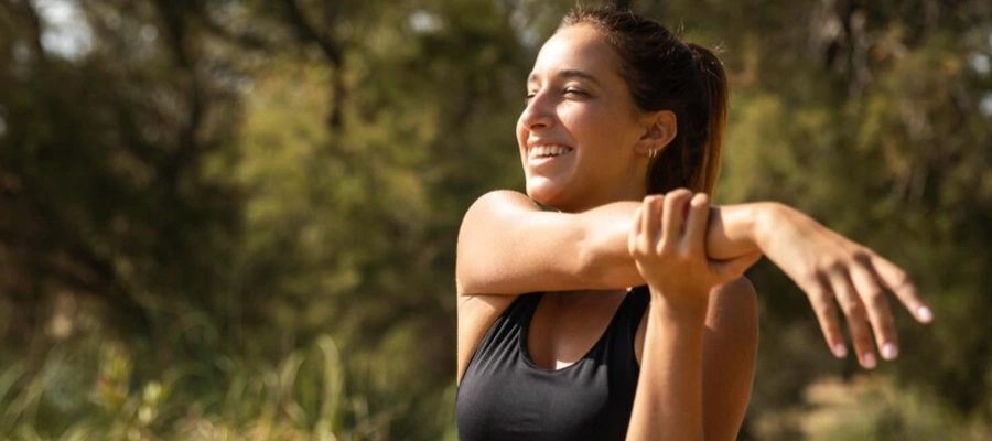 mulher jovem usa suplementos para dar energia e disposição
