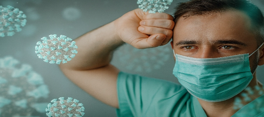 médico especializado no tratamento de infecção viral usando máscara