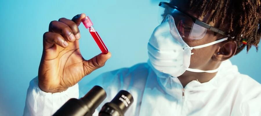 homem de máscara segura um vidro de sangue