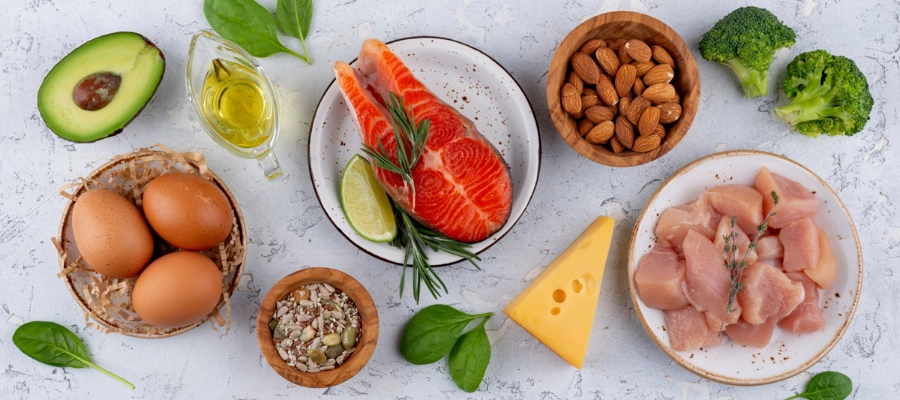 mesa com varios alimentos ricos em vitamina A