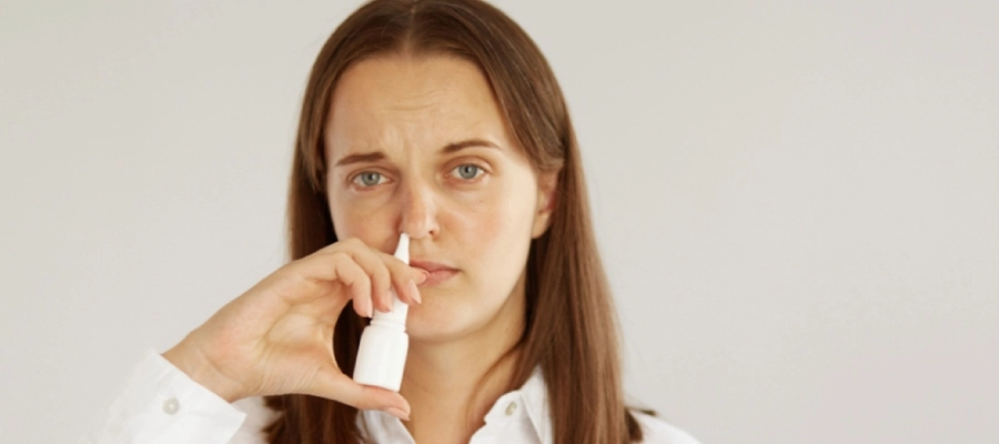 Mulher usando remédio para congestão nasal