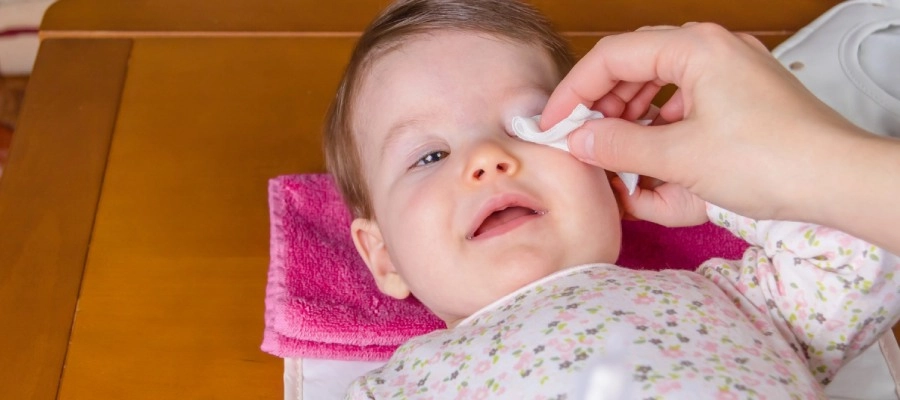 secreção nos olhos do bebê gripe