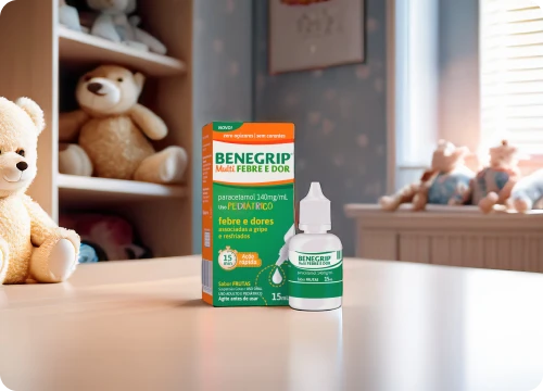 Imagem de Benegrip Multi Febre e Dor em cima de uma mesa, no quarto de uma criança com brinquedos de pelúcia.