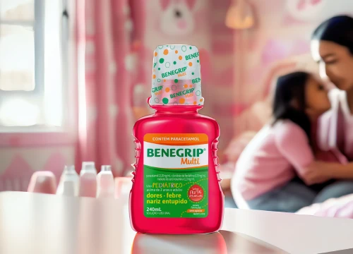Benegrip multi em uma mesa na frente de uma mulher com criança no fundo.